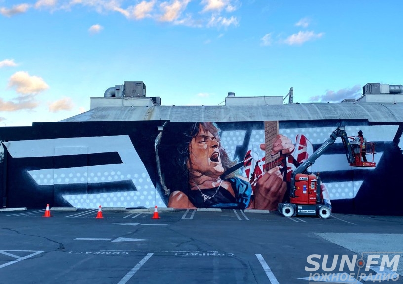 Изображение Портрет Eddie Van Halen появился на стене Guitar Center в Голливуде - 2022